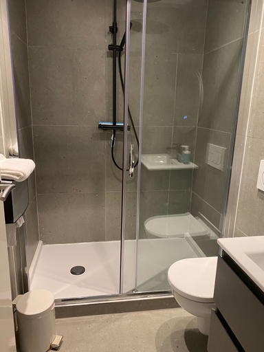 Bathroom 4, Hotel le Provencal, Sluis