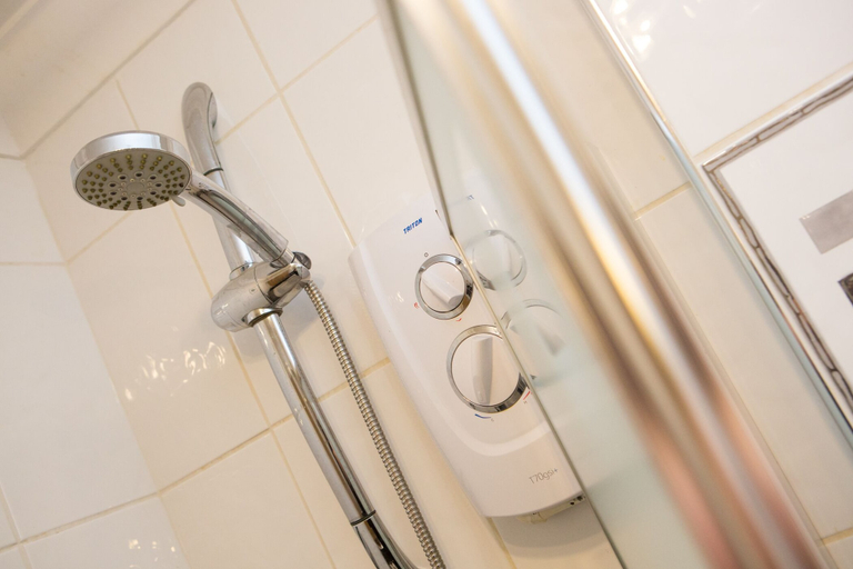 Bathroom 4, 43 Bbescapes, Merthyr Tydfil