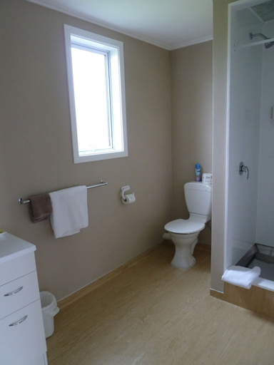 Bathroom 3, Monarch Motel, Invercargill