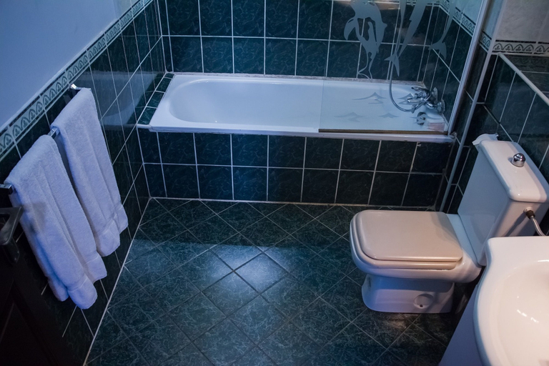 Bathroom 4, Nne-Eka Residence and Spa , Mushin