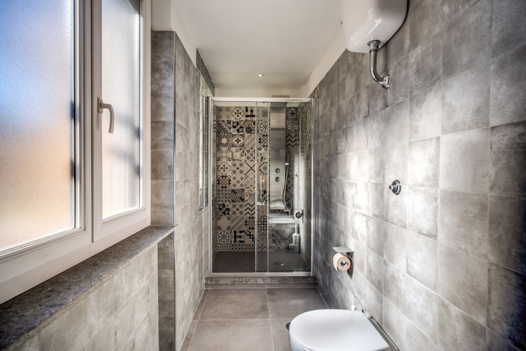 Bathroom 5, Hotel King, Rome