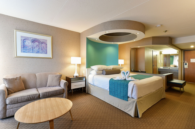 Bedroom 3, Howard Johnson Plaza by Wyndham by the Falls Niagara Falls, Niagara