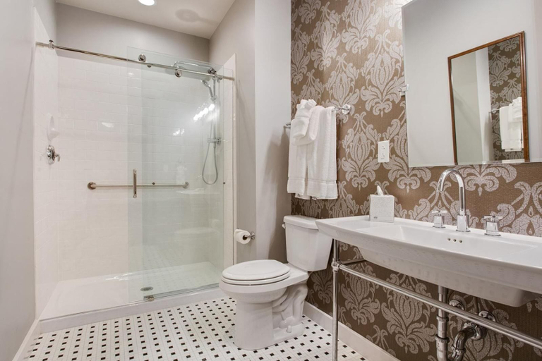 Bathroom 3, The Brakeman Hotel, Orleans