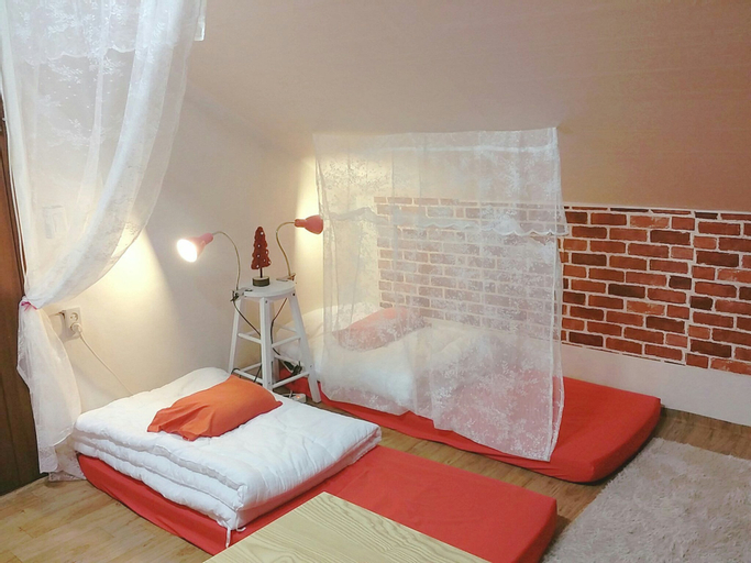 Bedroom 2, Skyboat Inn, Buk