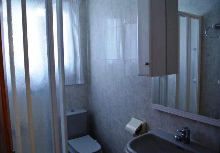 Bathroom 4, Aiguaneu Apartaments Center, Girona