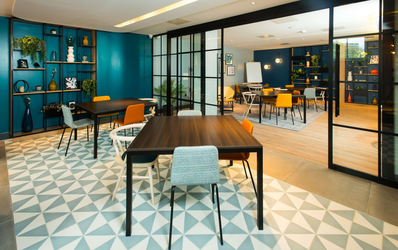 Food & Drinks 5, Hampton by Hilton London Park Royal, London