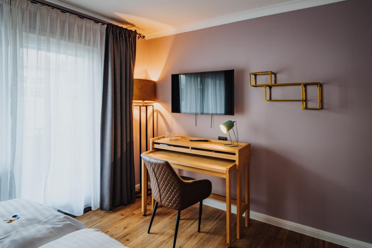 Bedroom 4, Antik-Hotel Eichenhof, Lippe
