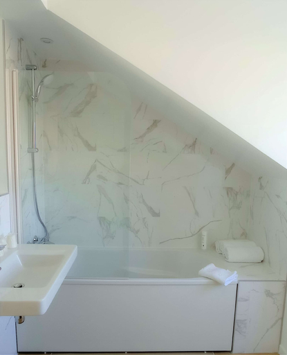Bathroom 4, Kyriad Crepy en Valois, Oise