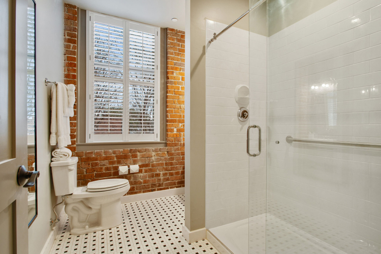 Bathroom 4, The Brakeman Hotel, Orleans