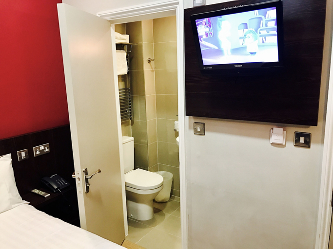 Bathroom 4, Royal Cambridge Hotel, London