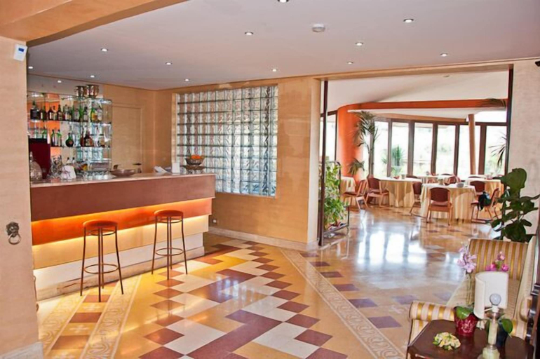 Others 5, Ares Hotel, Catania