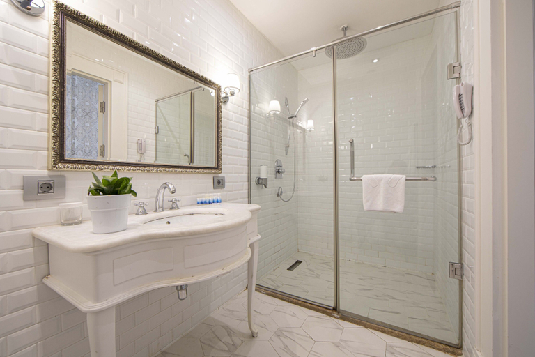 Bathroom 5, Sapphire City Hotel, Baku