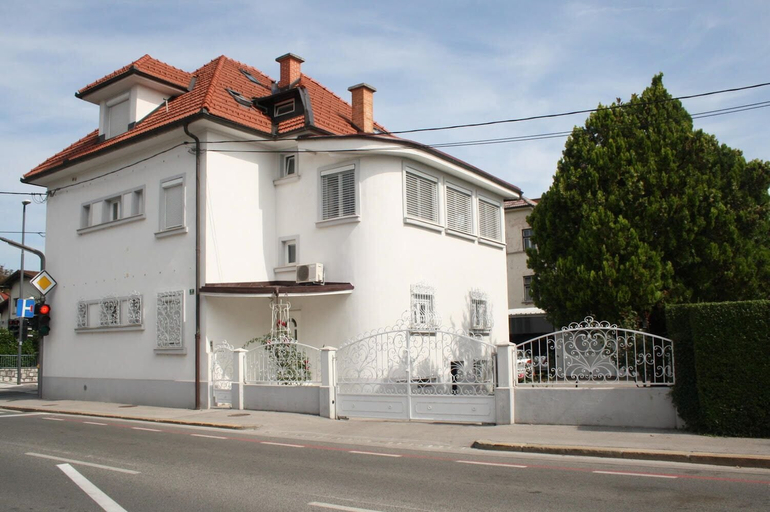 Exterior & Views