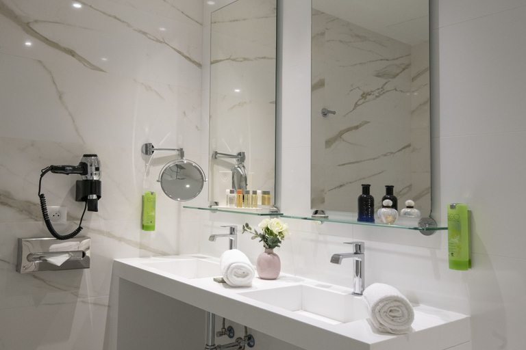 Bathroom 5, Golden Tulip Cannes hotel de Paris, Alpes-Maritimes