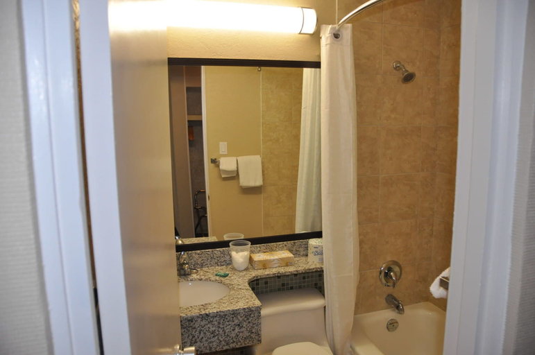 Bathroom 4, Travelodge by Wyndham North Battleford, Division No. 16