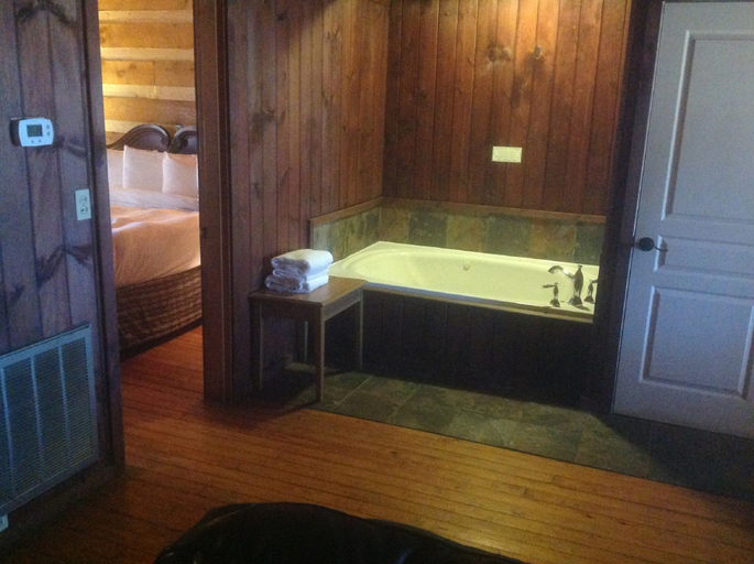 Bathroom 4, The Smokehouse Lodge and Cabins, Grundy