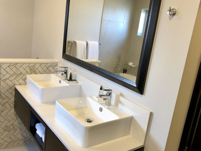 Bathroom 5, Belaire Suites, eThekwini