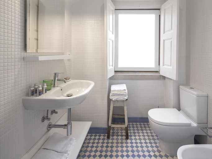 Bathroom 5, Flattered to be in Tomar, Tomar