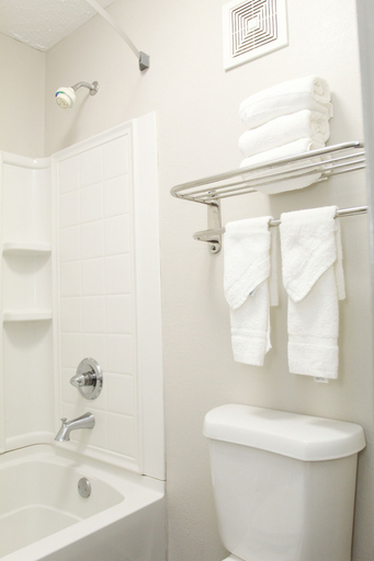 Bathroom 5, Days Inn by Wyndham Forest, Scott