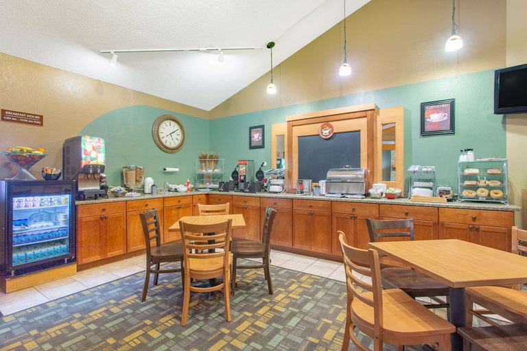 Food & Drinks 5, AmericInn by Wyndham Rhinelander, Oneida