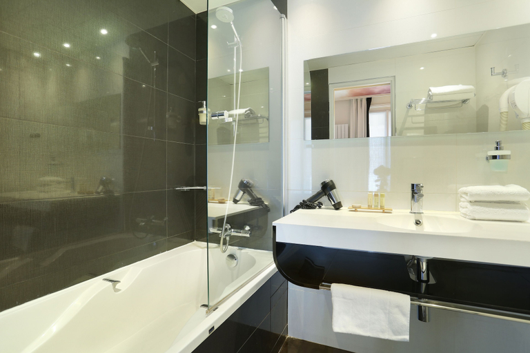 Bathroom 4, Nouvel Hotel Eiffel, Paris