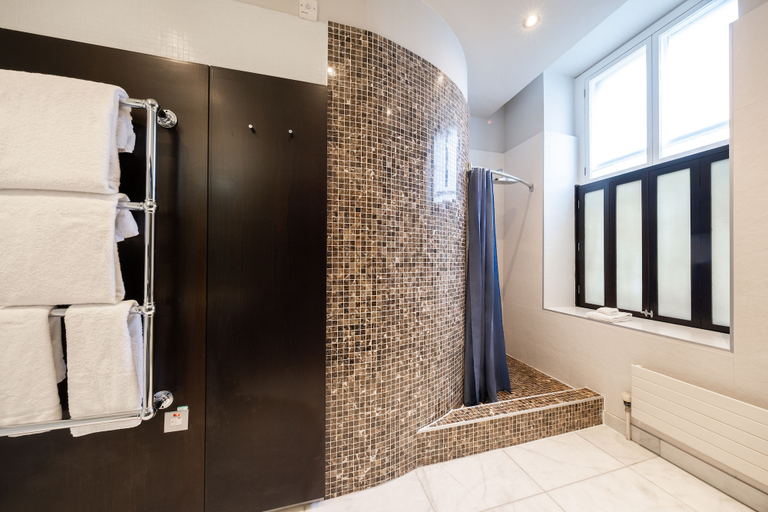 Bathroom 4, DoubleTree by Hilton Belfast City Ten Square, Belfast
