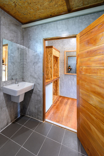 Bathroom 4, Baan Check In, Ko Lanta