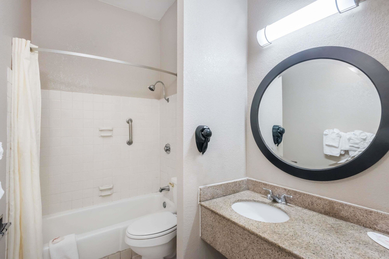 Bathroom 5, Travelodge by Wyndham Aberdeen, Harford