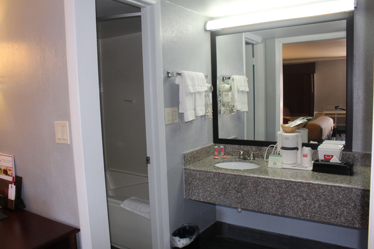 Bathroom 4, Econo Lodge Austin North near The Domain, Travis