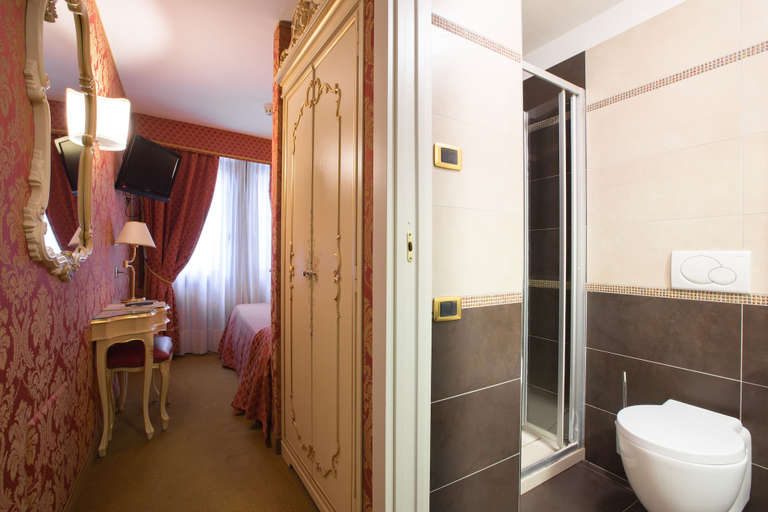 Bathroom 4, Hotel Torino, Venezia