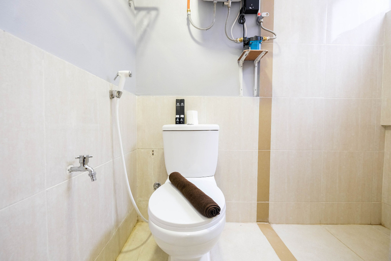 Bathroom 2, Comfy And Homey Studio Room At Meikarta Apartment, Cikarang