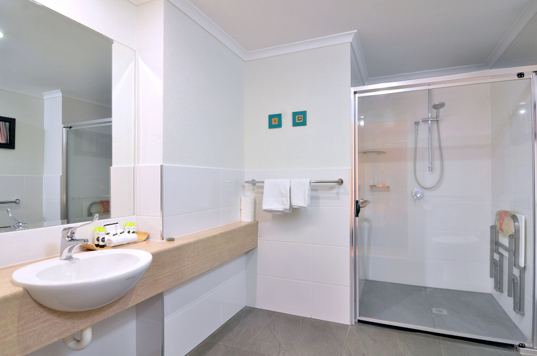 Bathroom 4, Le Cher Du Monde, Douglas