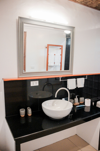 Bathroom 3, Indai Aquasports and Resort, Santa Fe