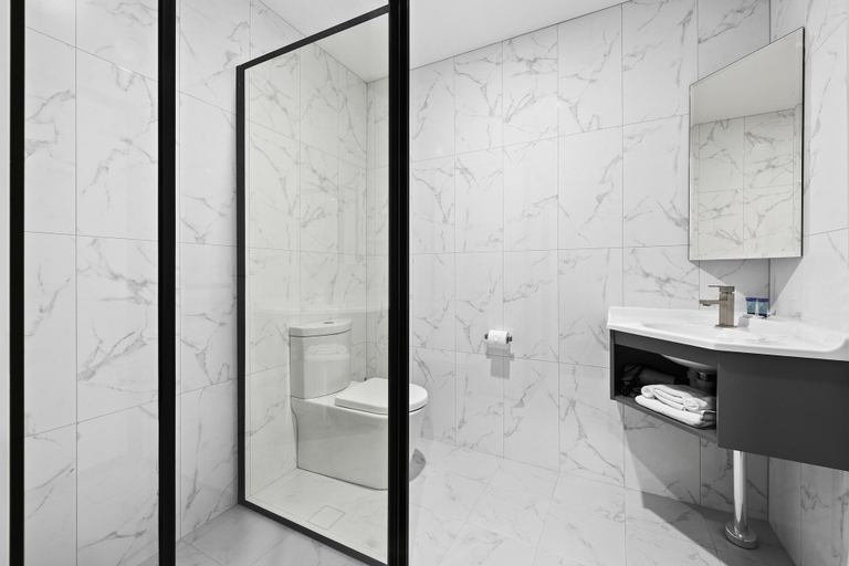Bathroom 5, Palm Court Motor Inn, Port Macquarie-Hastings - Pt A