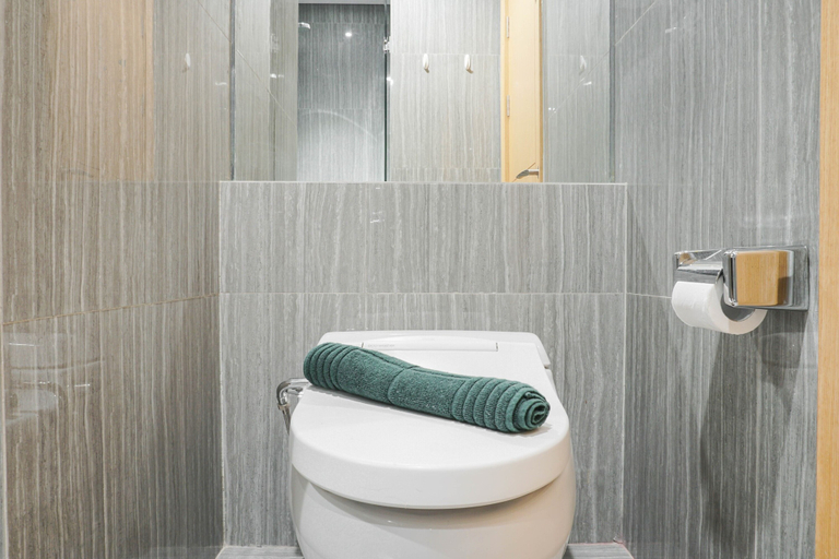 Bathroom 5, Luxurious Studio at Capitol Suites Apartment By Travelio, Central Jakarta