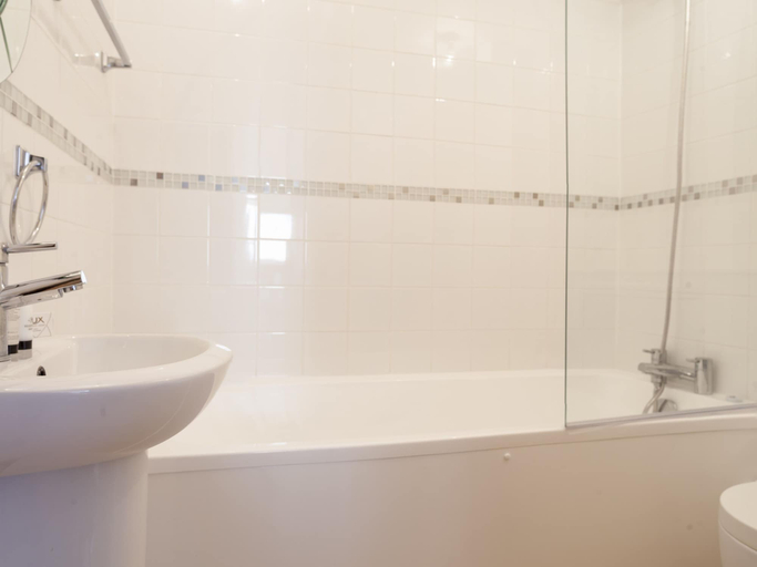 Bathroom 4, Garden Apartment On The Beach, Isle of Wight