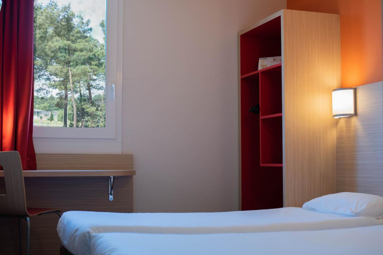 Bedroom 3, Kyriad Direct Mont De Marsan - St Avit, Landes