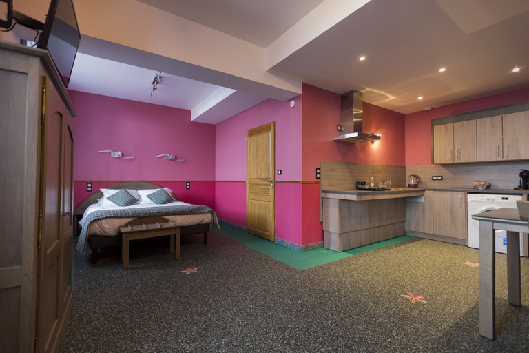 Others 5, Hotel De Calais, Seine-Maritime