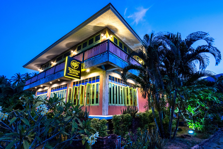 Exterior & Views