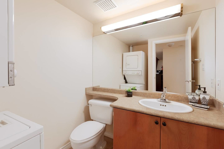 Bathroom 3, Airport Beautiful View 1 BDR Penthouse, Greater Vancouver
