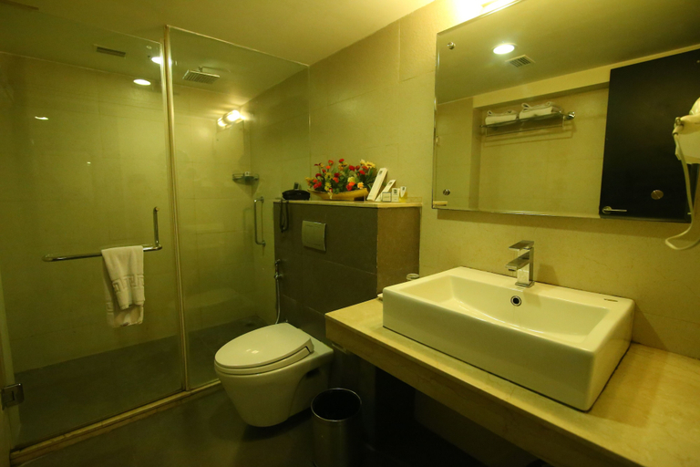 Bathroom 5, Quality Inn Bez Krishnaa, Visakhapatnam