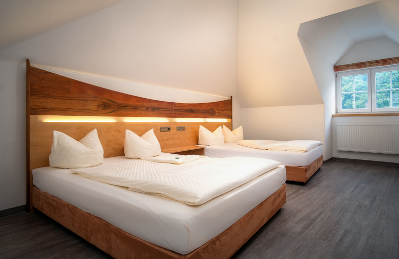 Bedroom 4, Hotel Passauer Wolf, Passau