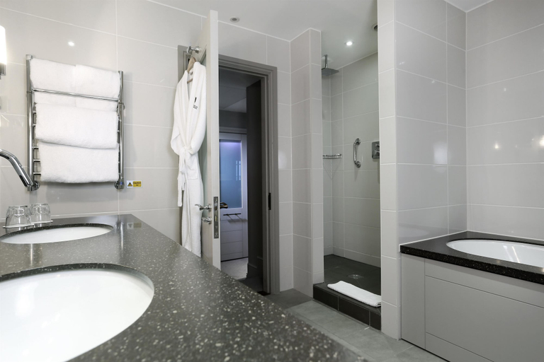 Bathroom 4, Macdonald Windsor Hotel, Slough
