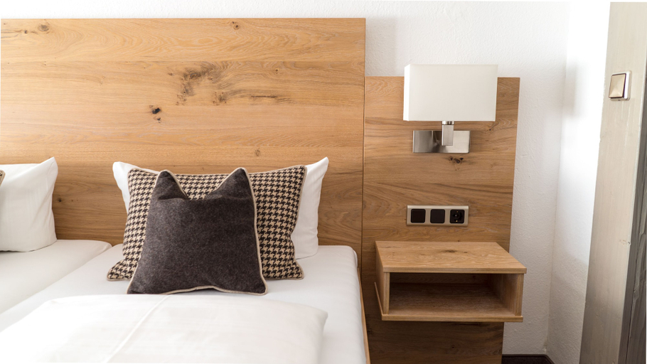 Bedroom 3, Hotel Quellenhof, Garmisch-Partenkirchen