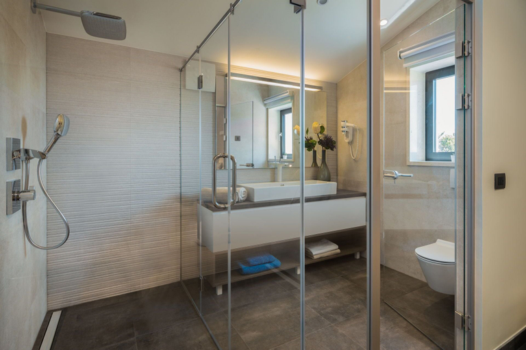 Bathroom 4, Beachfront Villa Azzurro With Pool, Okrug