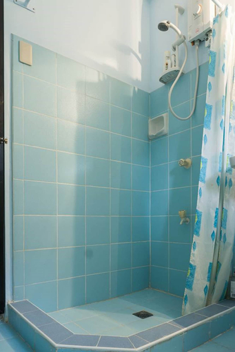 Bathroom 5, HangOut Beach & Resort, Malay