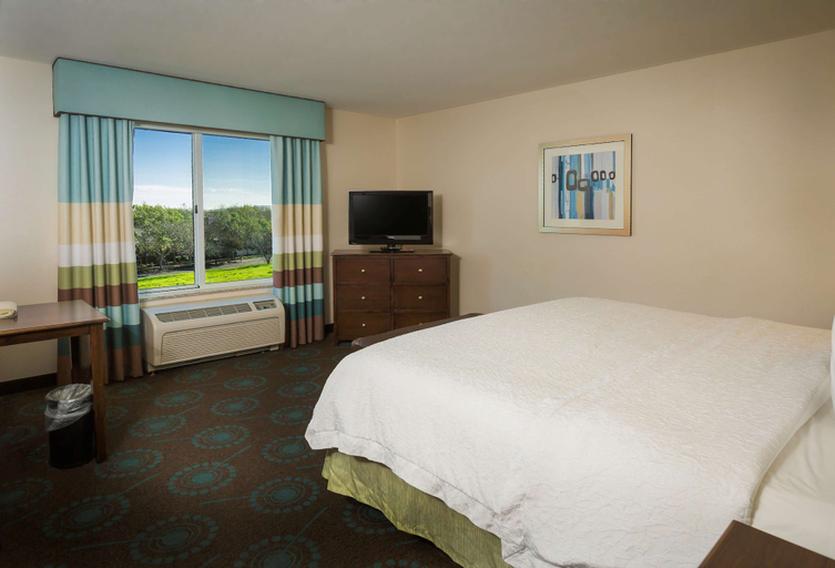 Bedroom 3, Hampton Inn & Suites Suisun City Waterfront, Solano