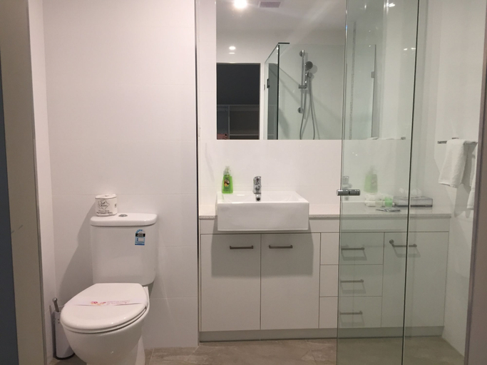 Bathroom 4, Comfort Hotel Pacific Cleveland, Cleveland