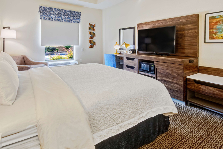 Bedroom 3, Hampton Inn Van Buren, Crawford