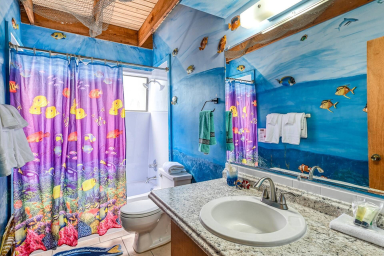 Bathroom, Endless Summer on B Street - Unit B, Saint Johns